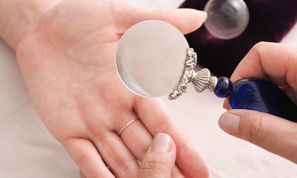 a lady teaching about the fingers in Palmistry